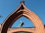 Brama na dziedziniec kościoła